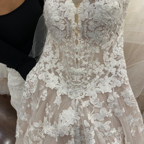 Wedding gown-Essence of Australia D2848 - Picture 2 of 10